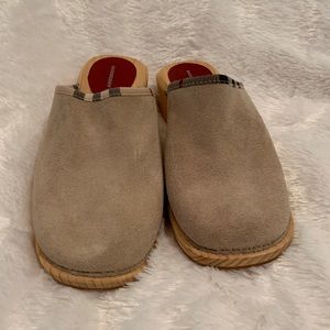 Burberry clogs